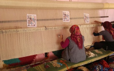 What is the difference between a hand-knotted rug and a machine-made rug?