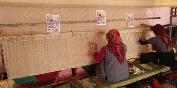 What is the difference between a hand-knotted rug and a machine-made rug?