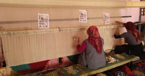 What is the difference between a hand-knotted rug and a machine-made rug?