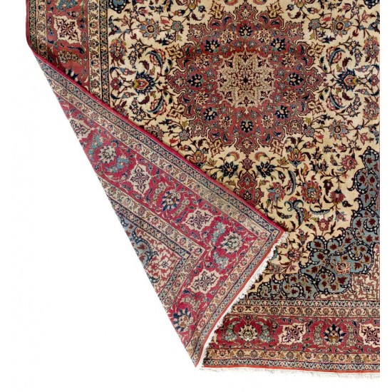Antique Persian Isfahan Wool Rug. Fine Traditional Oriental Carpet