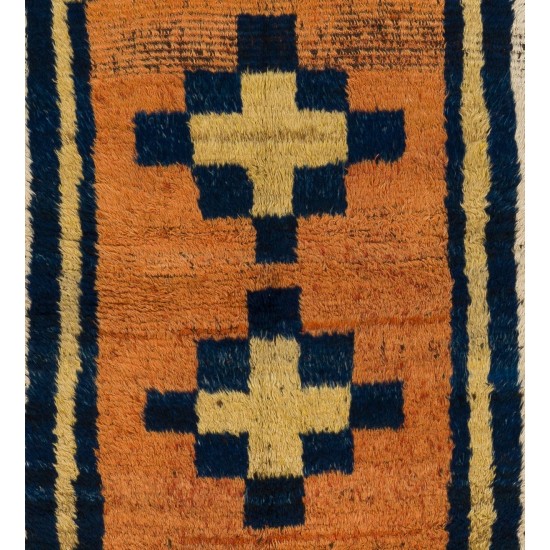 Antique Gabbeh Rug with Geometric Medallion Design. Made of Wool.