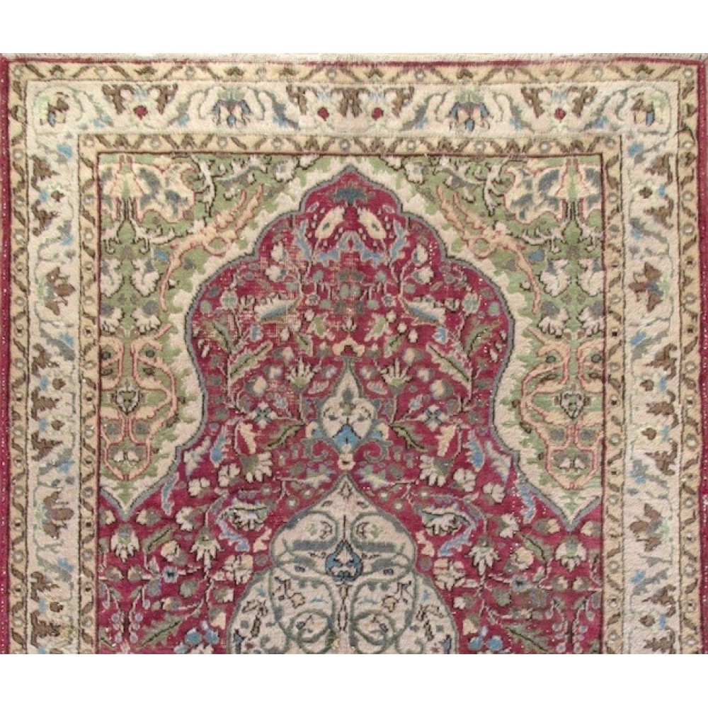 Vintage Oriental Rug in Red and Green. Handknotted Wool Carpet. Floor covering.