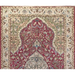 Vintage Oriental Rug in Red and Green. Handknotted Wool Carpet. Floor covering.