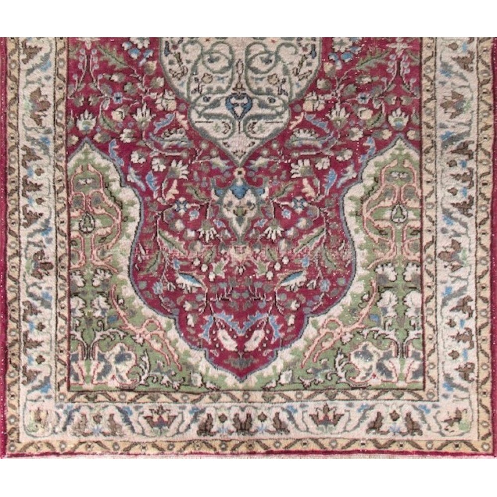 Vintage Oriental Rug in Red and Green. Handknotted Wool Carpet. Floor covering.