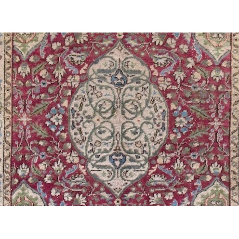 Vintage Oriental Rug in Red and Green. Handknotted Wool Carpet. Floor covering.