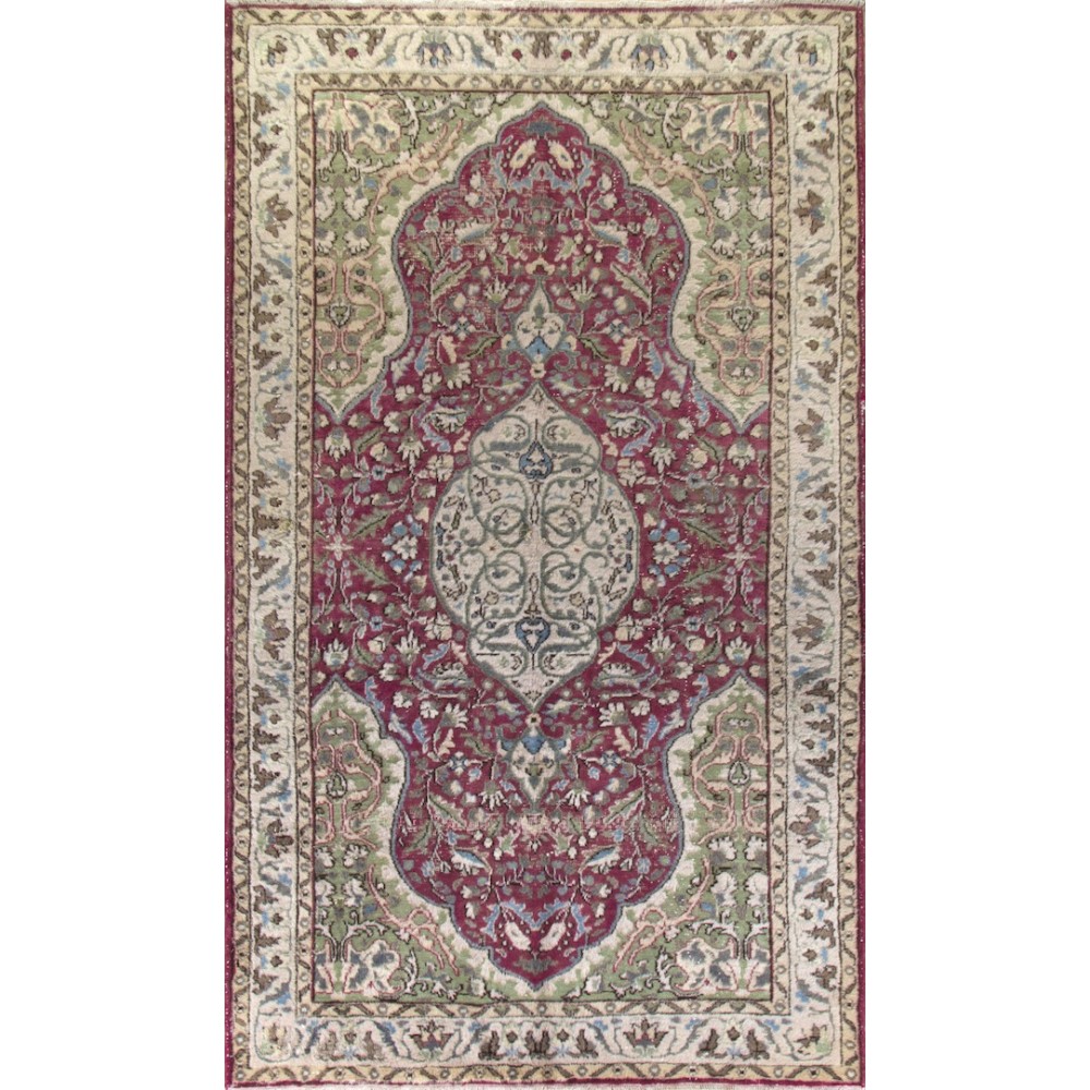 Vintage Oriental Rug in Red and Green. Handknotted Wool Carpet. Floor covering.