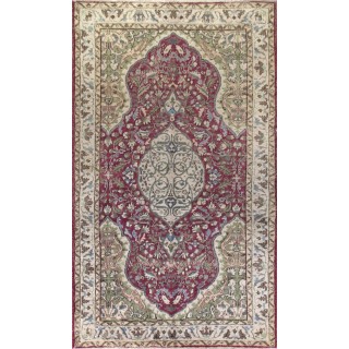 Vintage Oriental Rug in Red and Green. Handknotted Wool Carpet. Floor covering.
