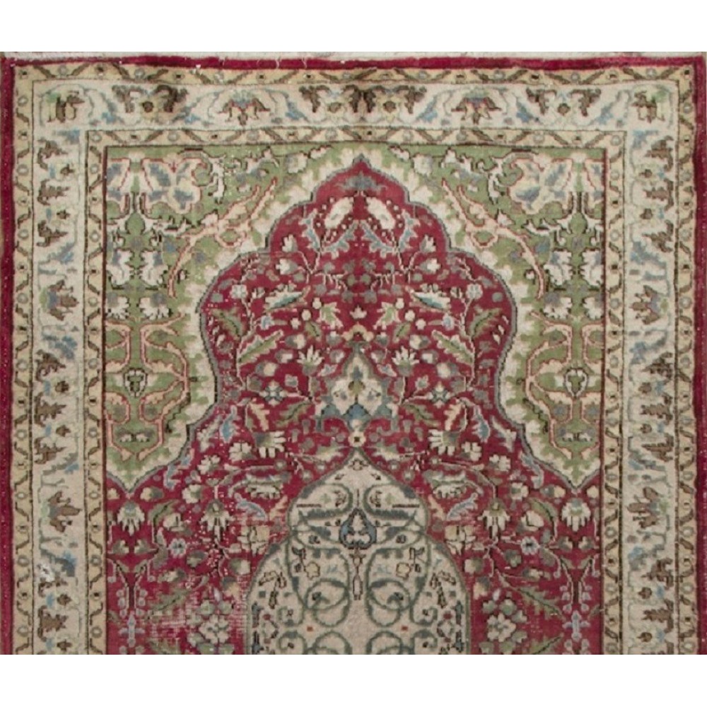 Vintage Oriental Rug in Red and Green. Handknotted Wool Carpet. Floor covering.