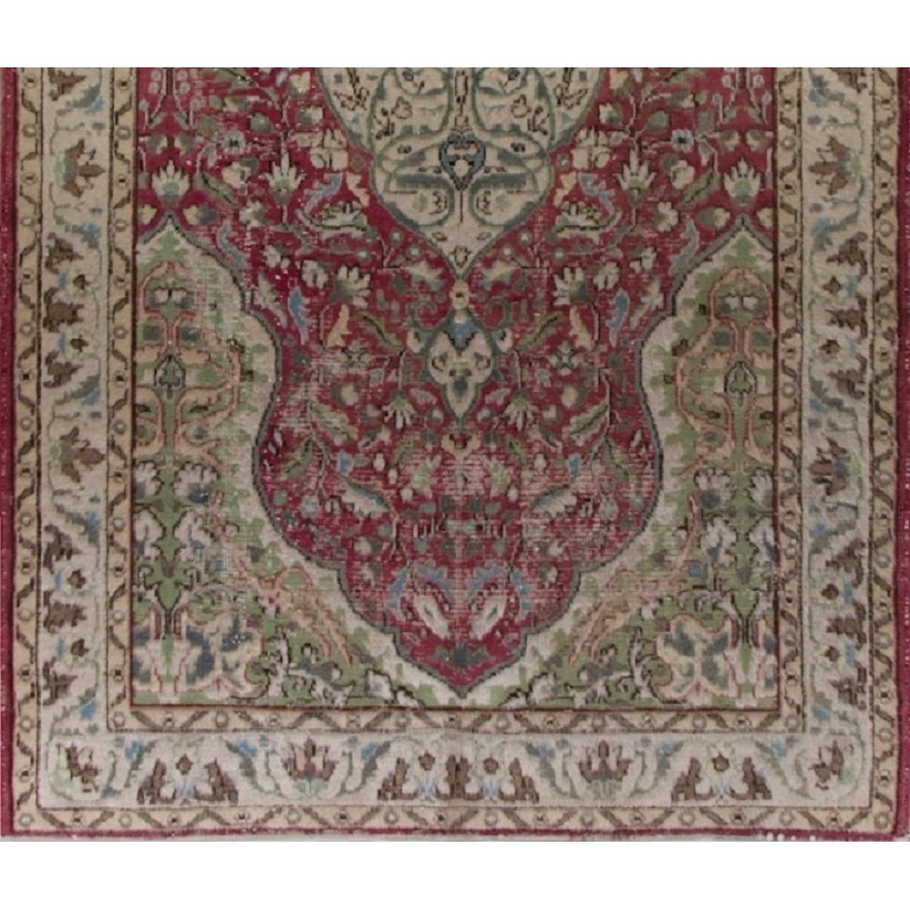 Vintage Oriental Rug in Red and Green. Handknotted Wool Carpet. Floor covering.