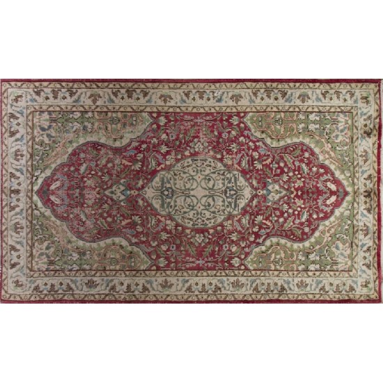 Vintage Oriental Rug in Red and Green. Handknotted Wool Carpet. Floor covering.