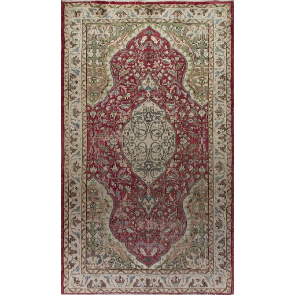 Vintage Oriental Rug in Red and Green. Handknotted Wool Carpet. Floor covering.