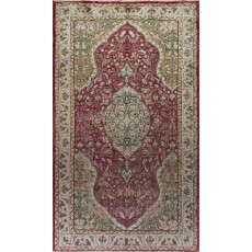 Vintage Oriental Rug in Red and Green. Handknotted Wool Carpet. Floor covering.