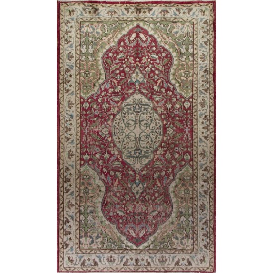 Vintage Oriental Rug in Red and Green. Handknotted Wool Carpet. Floor covering.