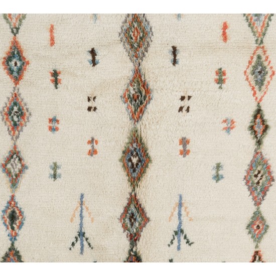 Contemporary Moroccan Wool Rug with Diamond Pattern Contemporary Moroccan Wool Rug with Diamond Pattern