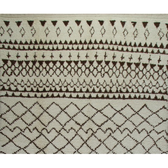 Contemporary Moroccan Rug Made of Natural Undyed Wool Contemporary Moroccan Rug Made of Natural Undyed Wool