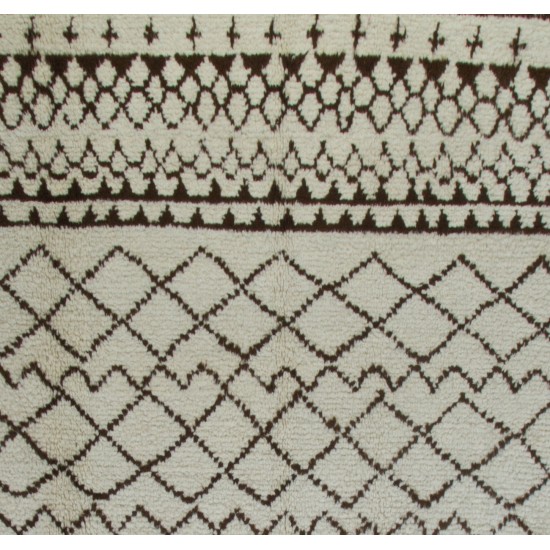 Contemporary Moroccan Rug Made of Natural Undyed Wool Contemporary Moroccan Rug Made of Natural Undyed Wool