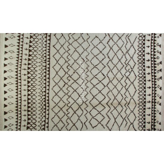 Contemporary Moroccan Rug Made of Natural Undyed Wool Contemporary Moroccan Rug Made of Natural Undyed Wool