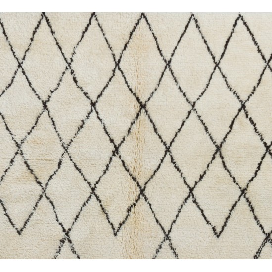 Contemporary Moroccan Rug Made of Natural Wool, Diamond Design Tulu Carpet Contemporary Moroccan Rug Made of Natural Wool, Diamond Design Tulu Carpet
