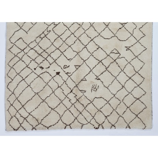 Contemporary Moroccan Rug made of Natural Undyed Wool Contemporary Moroccan Rug made of Natural Undyed Wool