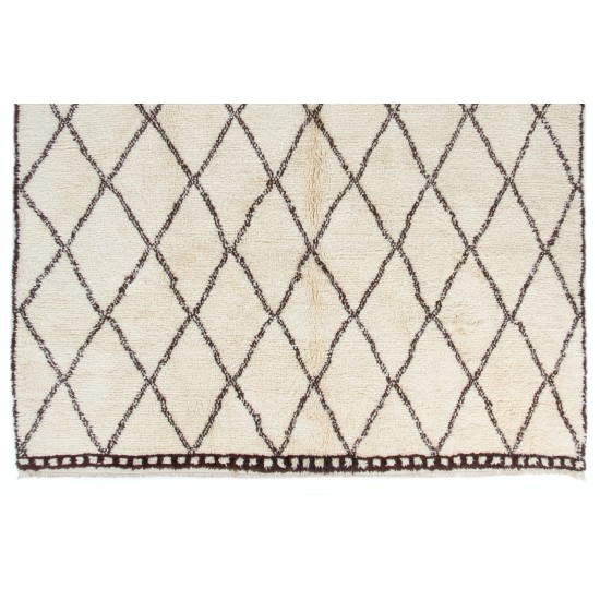 Contemporary Moroccan Rug Made of Natural Undyed Wool Contemporary Moroccan Rug Made of Natural Undyed Wool