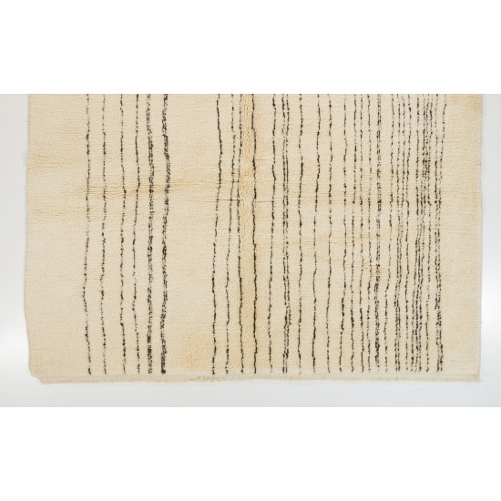 Contemporary Moroccan Style Rug Made of Natural Undyed Wool Contemporary Moroccan Style Rug Made of Natural Undyed Wool
