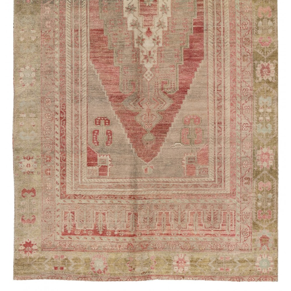 Vintage Turkish Oushak Rug in Soft Colors. 100% Wool Oriental Carpet Vintage Turkish Oushak Rug in Soft Colors. 100% Wool Oriental Carpet