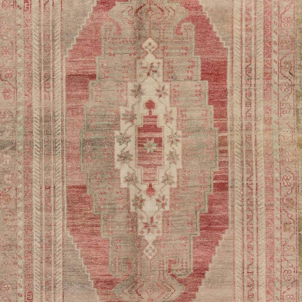 Vintage Turkish Oushak Rug in Soft Colors. 100% Wool Oriental Carpet Vintage Turkish Oushak Rug in Soft Colors. 100% Wool Oriental Carpet