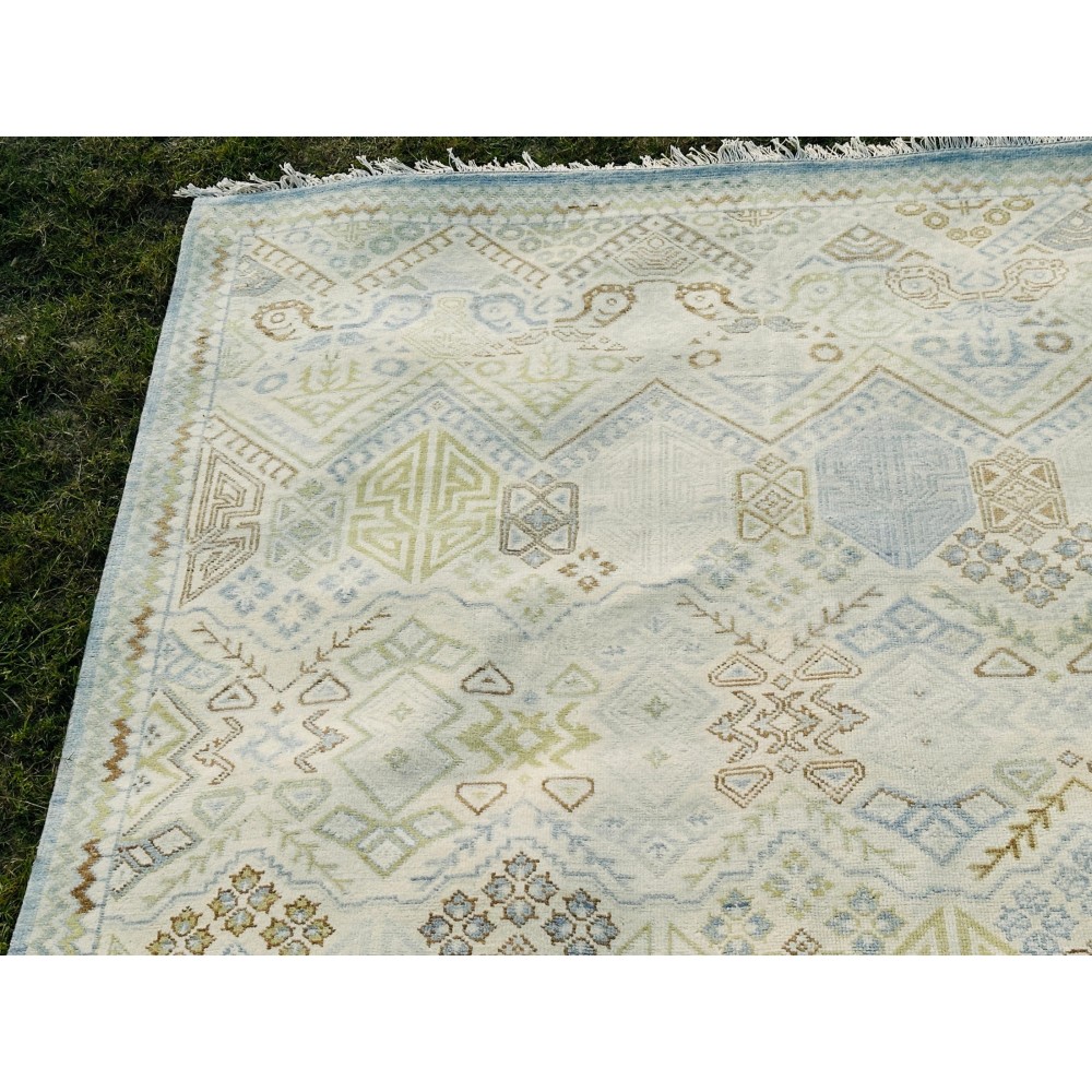 Decorative Oushak Wool Area Rug with Geometric Design. Hand-knotted Beige Carpet Decorative Oushak Wool Area Rug with Geometric Design. Hand-knotted Beige Carpet