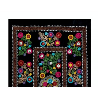 Vintage Silk Hand Embroidery Bed Cover. Suzani Textile Wall Hanging. One-of-a-kind Tablecloth Vintage Silk Hand Embroidery Bed Cover. Suzani Textile Wall Hanging. One-of-a-kind Tablecloth