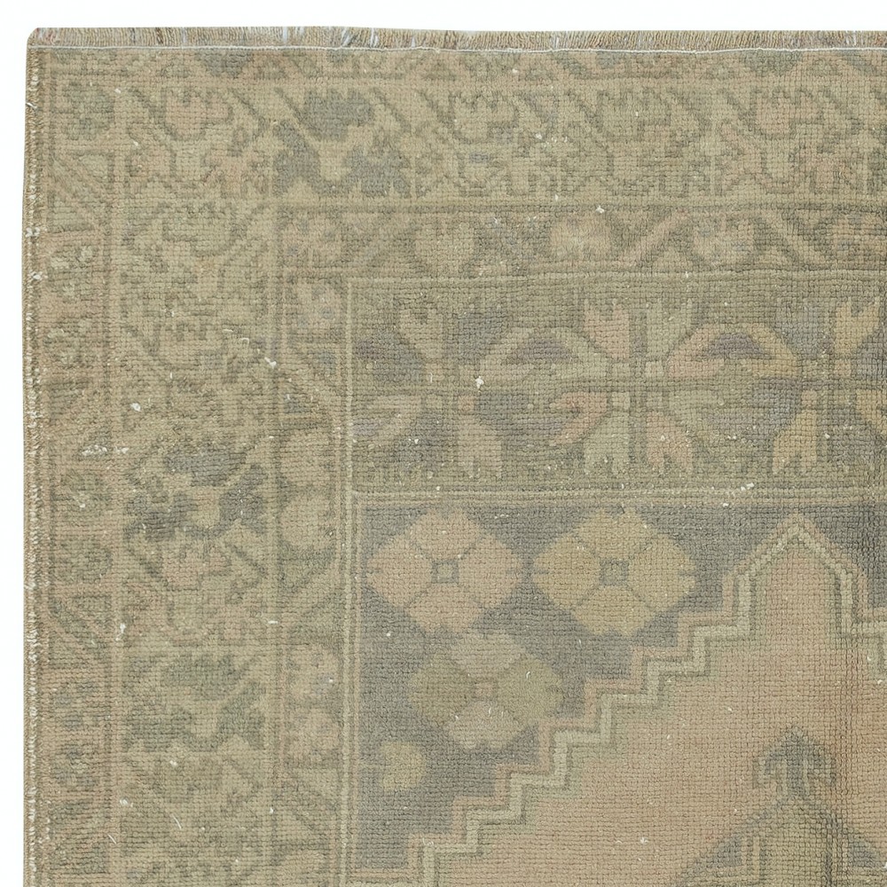 Traditional Vintage Rug for Country Homes, Rustic & Tribal Interiors