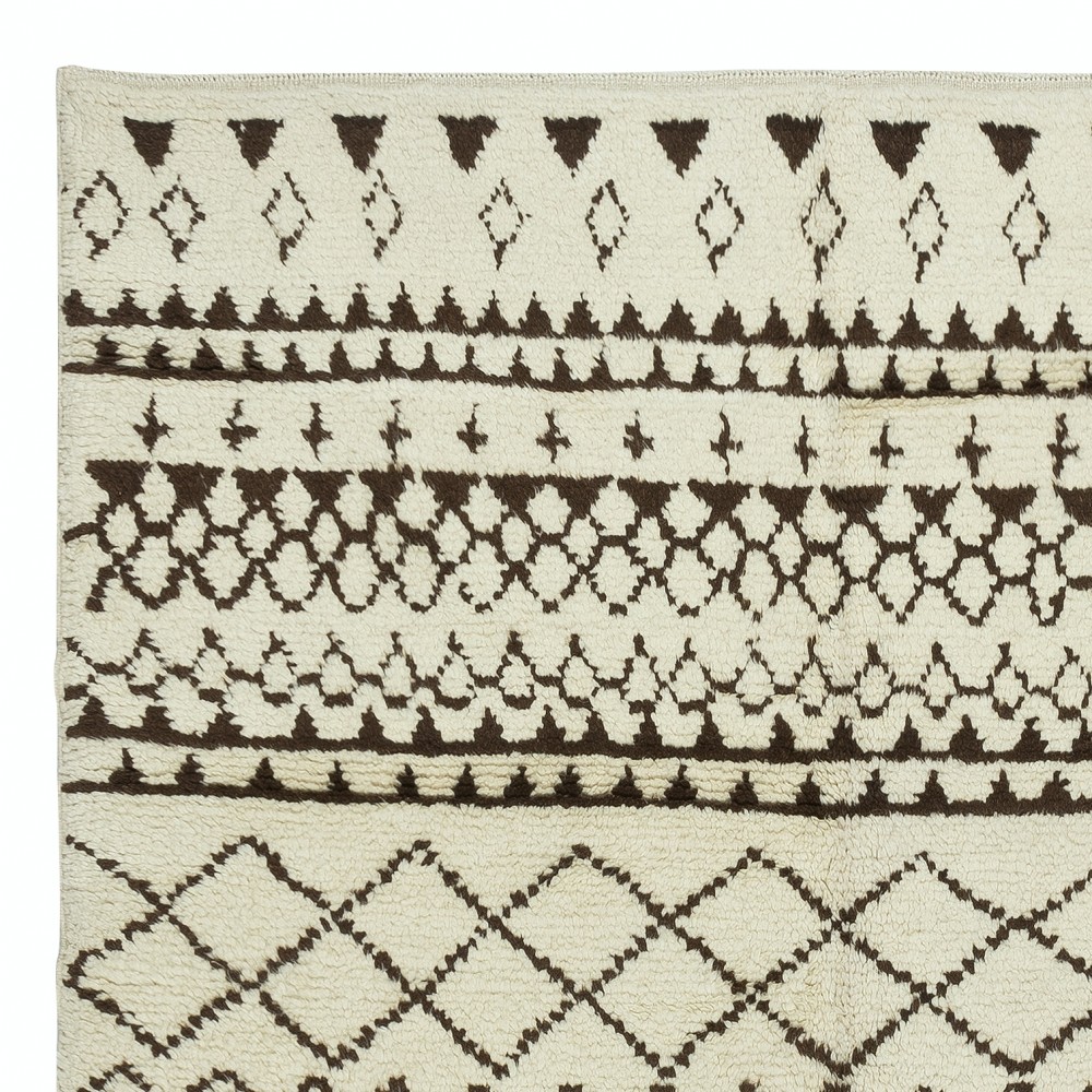 Contemporary Handmade Moroccan Tulu Rug Made of Natural Undyed Wool        