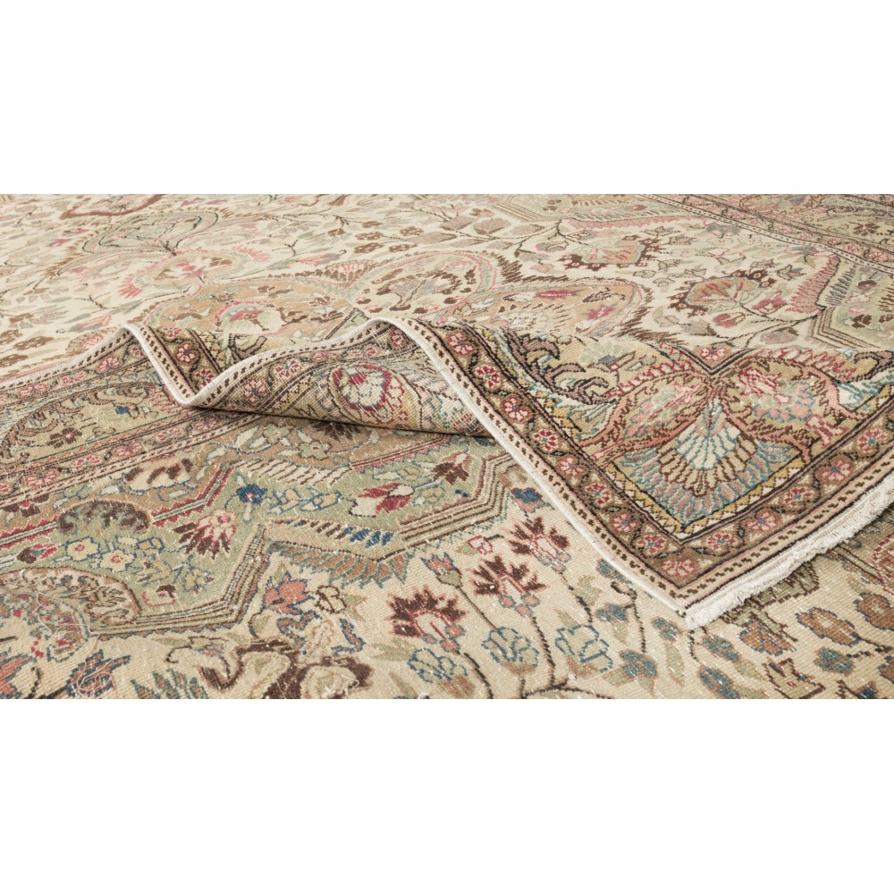 Fine Vintage Turkish Kysari - Kayseri Rug with Medallion Design. 100% Wool