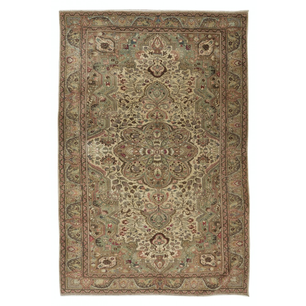 Fine Vintage Turkish Kysari - Kayseri Rug with Medallion Design. 100% Wool