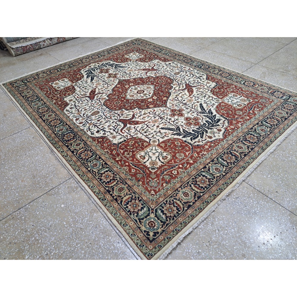Antique Heriz Rug. 100% Wool. New Hand-knotted Carpet. 18th-Century Heriz Style. Handcrafted Oriental Decor Antique Heriz Rug. 100% Wool. New Hand-knotted Carpet. 18th-Century Heriz Style. Handcrafted Oriental Decor