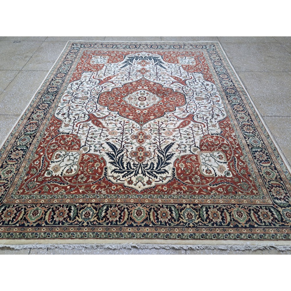 Antique Heriz Rug. 100% Wool. New Hand-knotted Carpet. 18th-Century Heriz Style. Handcrafted Oriental Decor Antique Heriz Rug. 100% Wool. New Hand-knotted Carpet. 18th-Century Heriz Style. Handcrafted Oriental Decor