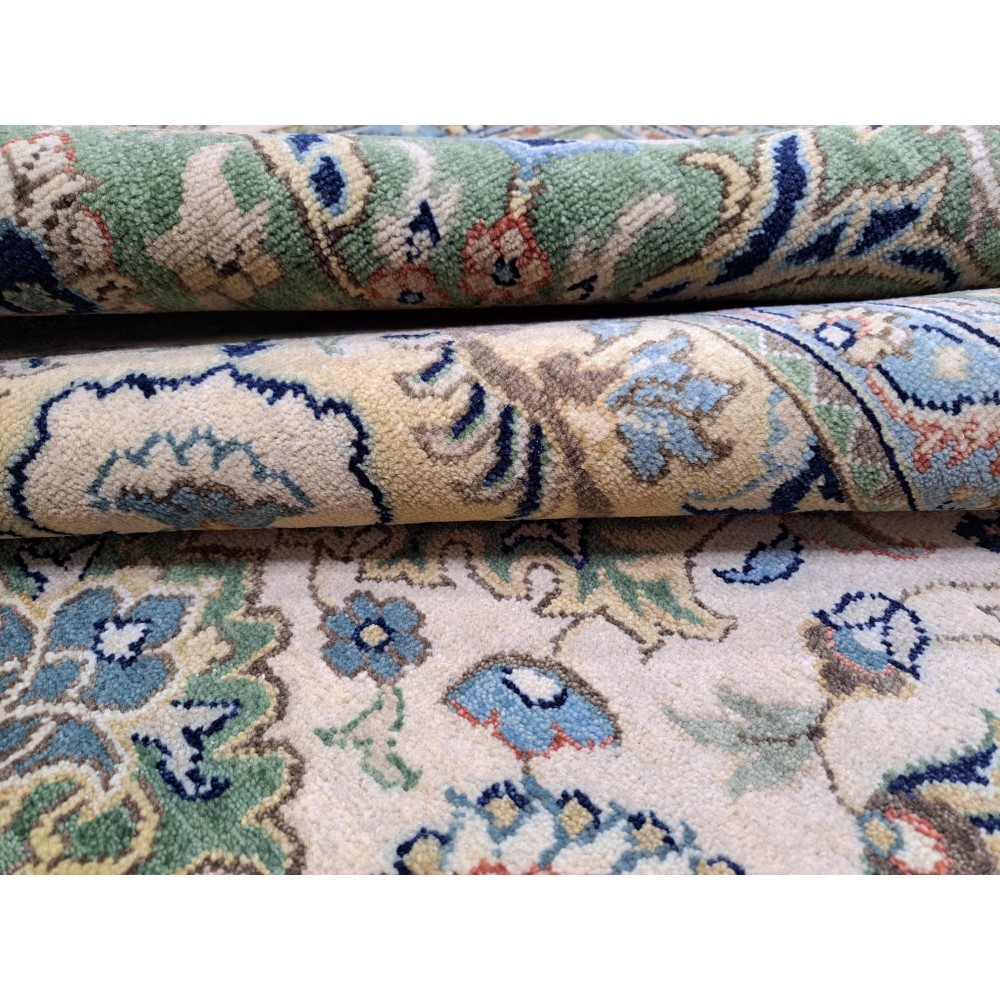 Heriz Inspired Handcrafted Rug. Antique Heriz Look. 100% Wool Brand New Handmade Carpet Heriz Inspired Handcrafted Rug. Antique Heriz Look. 100% Wool Brand New Handmade Carpet