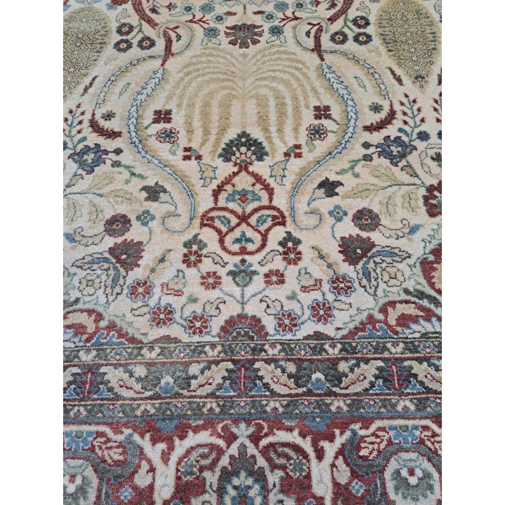 Hand-Knotted Rug. 100% Wool. Antique Heriz Inspired Design. Classic 18th-Century Heriz Design Carpet
