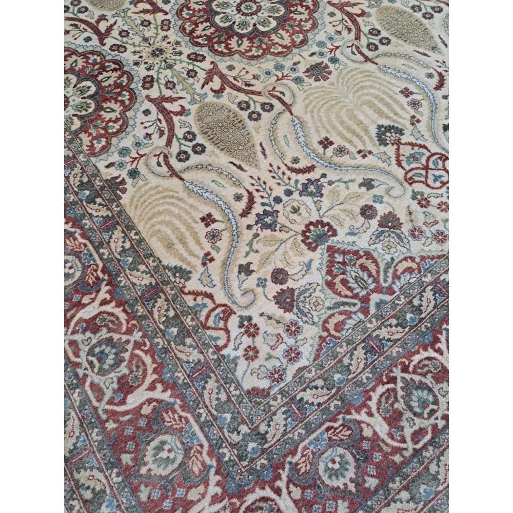 Hand-Knotted Rug. 100% Wool. Antique Heriz Inspired Design. Classic 18th-Century Heriz Design Carpet