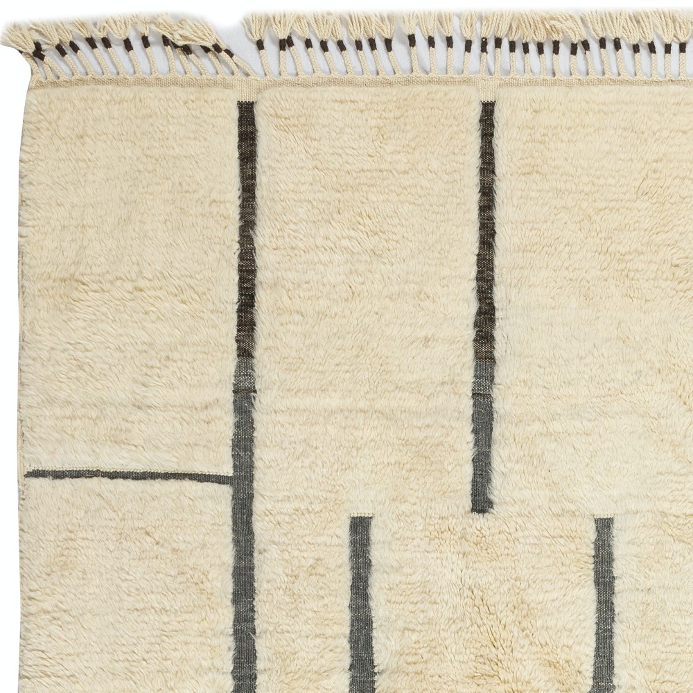 Handmade Moroccan style Tulu Rug Made of Natural Un-Dyed Wool, Beige Color Modern Hand Knotted Carpet with Fringe Handmade Moroccan style Tulu Rug Made of Natural Un-Dyed Wool, Beige Color Modern Hand Knotted Carpet with Fringe