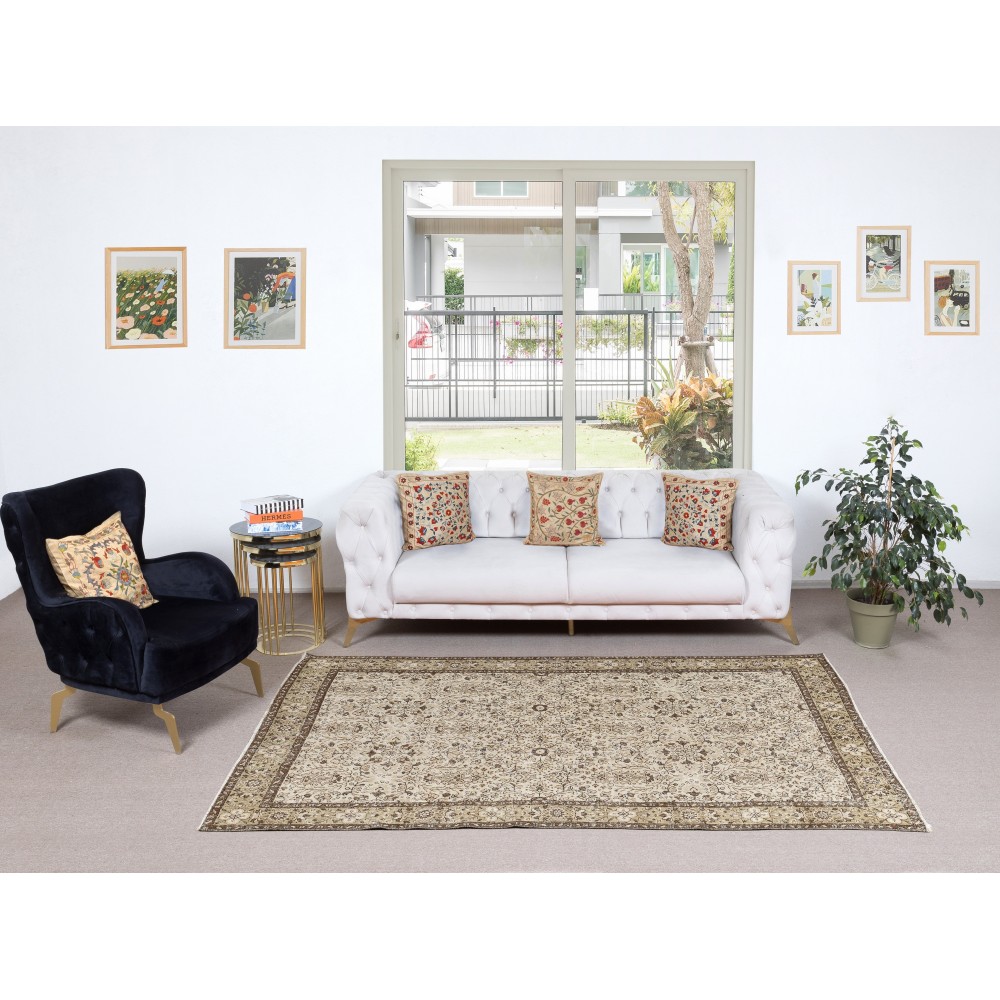 Vintage Floral Design Wool Rug. Beige Handmade Turkish Area Rug for Farmhouse Decor Vintage Floral Design Wool Rug. Beige Handmade Turkish Area Rug for Farmhouse Decor