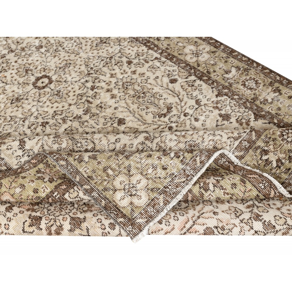 Vintage Floral Design Wool Rug. Beige Handmade Turkish Area Rug for Farmhouse Decor Vintage Floral Design Wool Rug. Beige Handmade Turkish Area Rug for Farmhouse Decor
