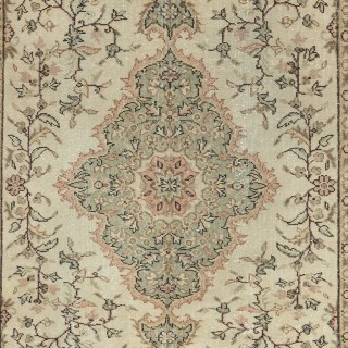 Handmade Vintage Turkish Area Rug. Medallion Design Beige Carpet for Rustic or Country Style Home