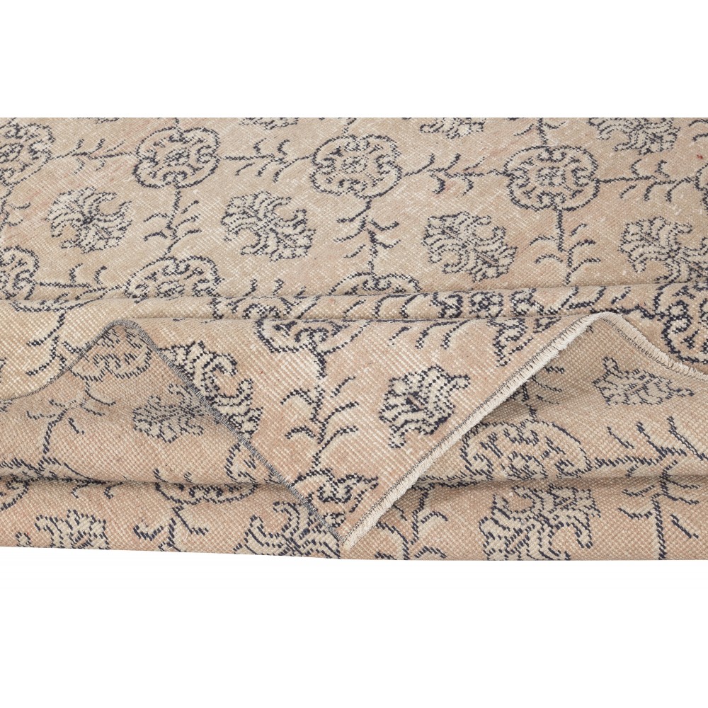 Vintage Turkish Handknotted Wool Rug. Floral Patterned Area Carpet for Cozy Farmhouse Interiors Vintage Turkish Handknotted Wool Rug. Floral Patterned Area Carpet for Cozy Farmhouse Interiors
