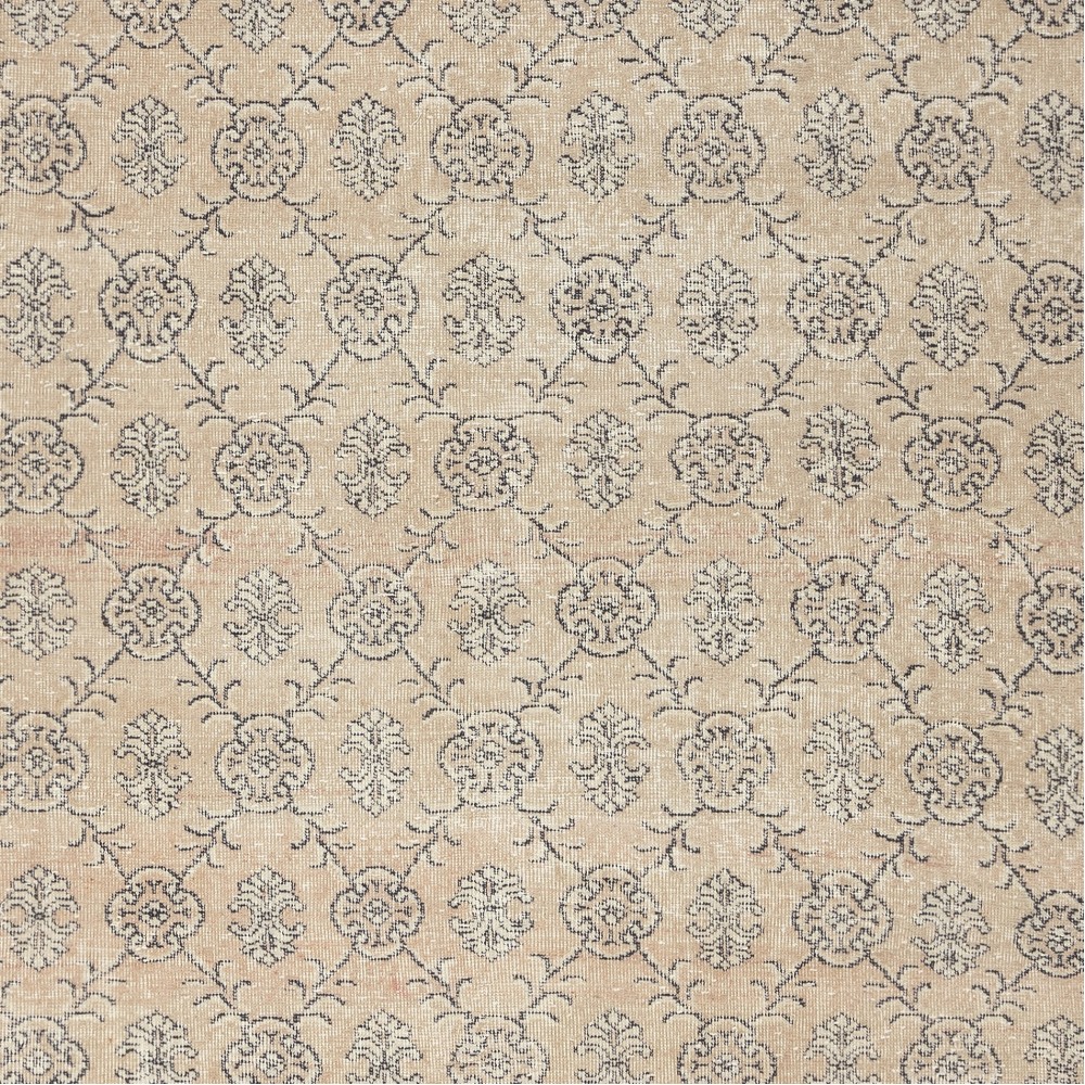 Vintage Turkish Handknotted Wool Rug. Floral Patterned Area Carpet for Cozy Farmhouse Interiors Vintage Turkish Handknotted Wool Rug. Floral Patterned Area Carpet for Cozy Farmhouse Interiors