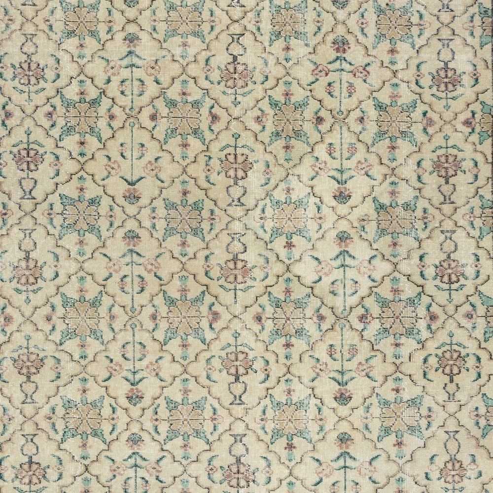 Vintage Floral Design Wool Rug. Beige Handmade Turkish Area Rug for Farmhouse Decor Vintage Floral Design Wool Rug. Beige Handmade Turkish Area Rug for Farmhouse Decor