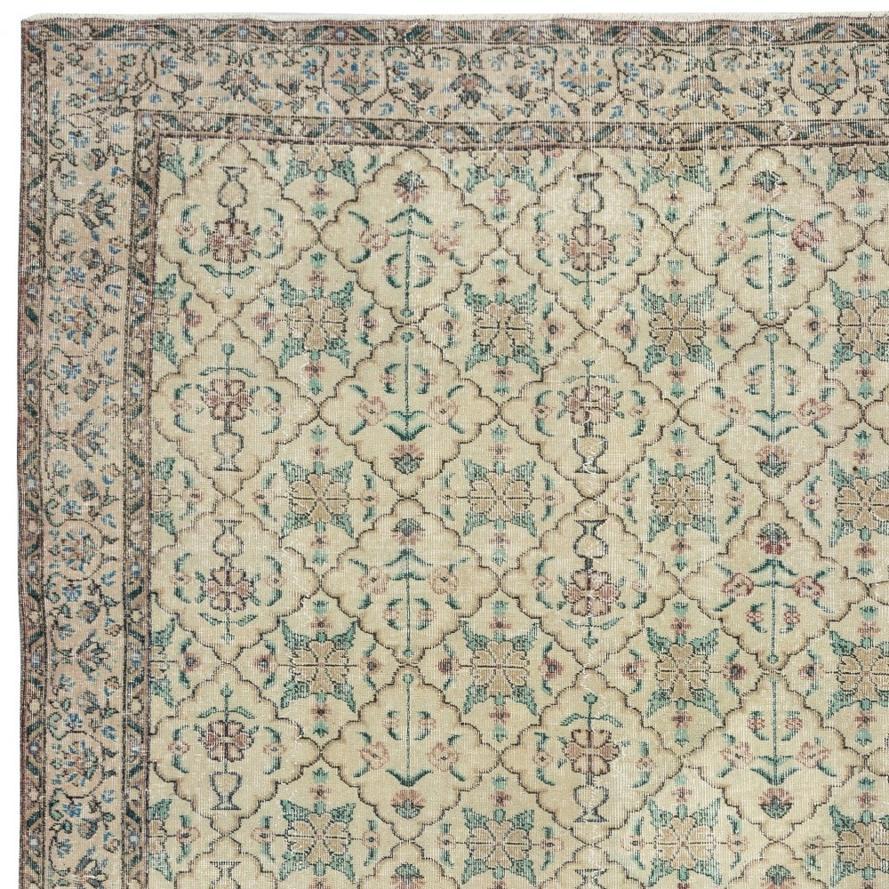 Vintage Floral Design Wool Rug. Beige Handmade Turkish Area Rug for Farmhouse Decor Vintage Floral Design Wool Rug. Beige Handmade Turkish Area Rug for Farmhouse Decor