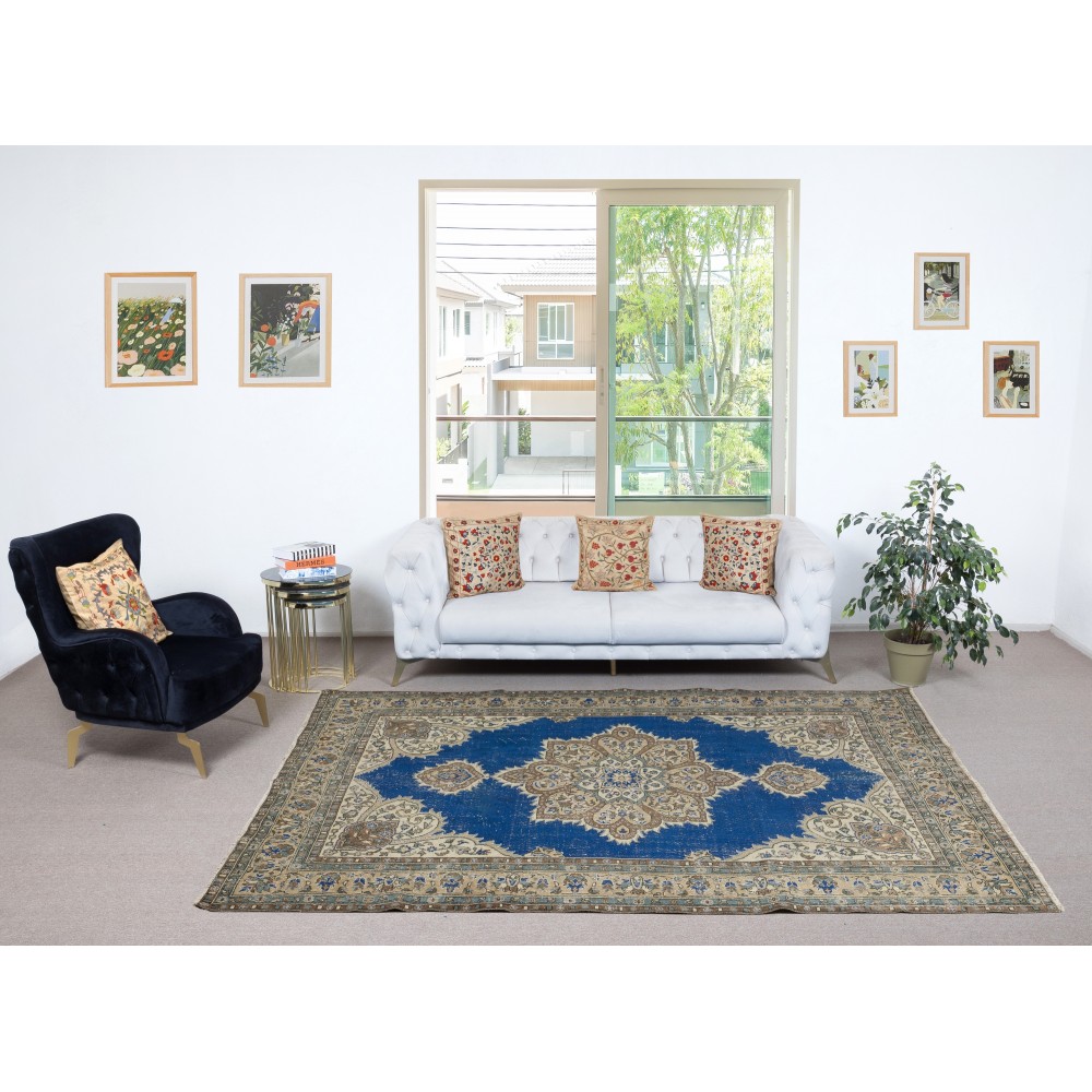 Vintage Handmade Turkish Wool Area Rug. Traditional Hand-Knotted Carpet with Medallion Design
