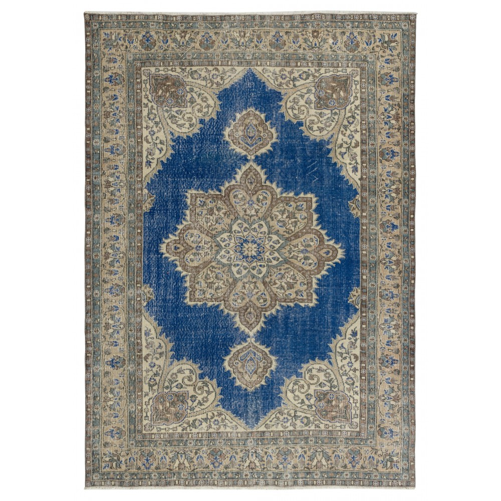 Vintage Handmade Turkish Wool Area Rug. Traditional Hand-Knotted Carpet with Medallion Design