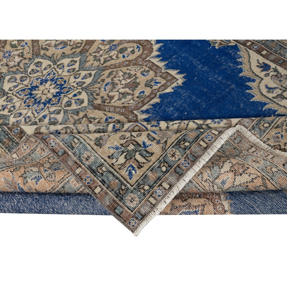Vintage Handmade Turkish Wool Area Rug. Traditional Hand-Knotted Carpet with Medallion Design