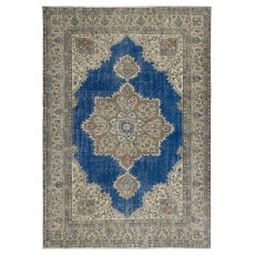 Vintage Handmade Turkish Wool Area Rug. Traditional Hand-Knotted Carpet with Medallion Design